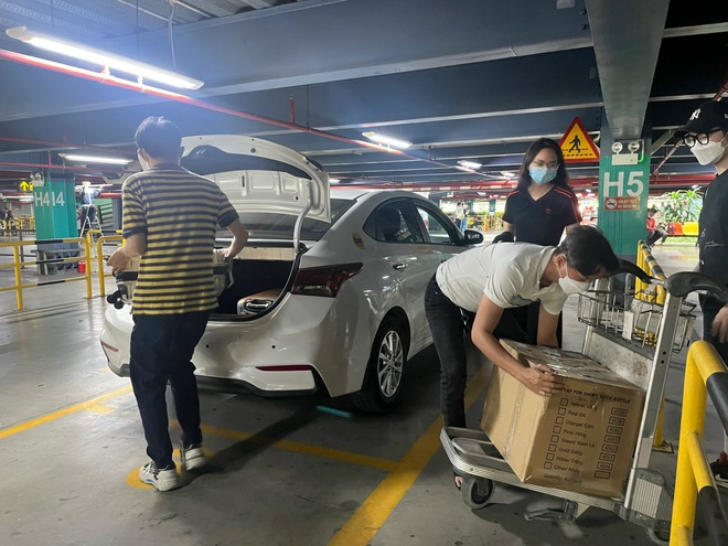 Xe công nghệ ngưng đón khách tại tầng lầu tại nhà xe ở sân bay Tân Sơn Nhất - Ảnh 1.