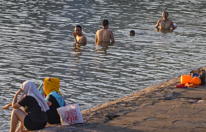 Ảnh: Hà Nội nắng nóng 37 độ C, người lớn, trẻ em biến hồ Linh Đàm thành bãi tắm để giải nhiệt - Ảnh 8.