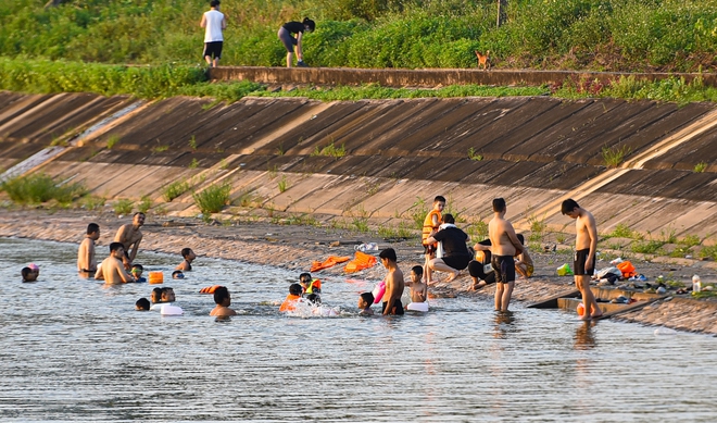 Ảnh: Hà Nội nắng nóng 37 độ C, người lớn, trẻ em biến hồ Linh Đàm thành bãi tắm để giải nhiệt - Ảnh 11.