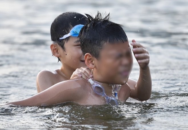 Ảnh: Hà Nội nắng nóng 37 độ C, người lớn, trẻ em biến hồ Linh Đàm thành bãi tắm để giải nhiệt - Ảnh 5.