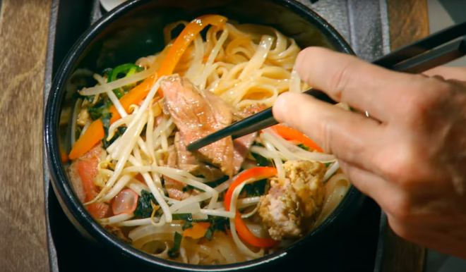 Khi món ăn Việt lên sóng MasterChef: Khiến dàn đầu bếp nước ngoài “đau đầu”, còn giám khảo thì bất ngờ khi ăn - Ảnh 6.