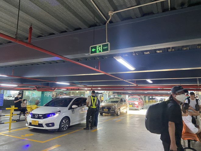Hình ảnh bất ngờ trong ngày đầu hành khách đón xe công nghệ tại vị trí mới ở sân bay Tân Sơn Nhất - Ảnh 4.