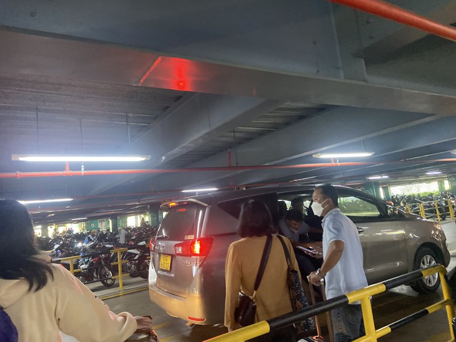 Hình ảnh bất ngờ trong ngày đầu hành khách đón xe công nghệ tại vị trí mới ở sân bay Tân Sơn Nhất - Ảnh 6.