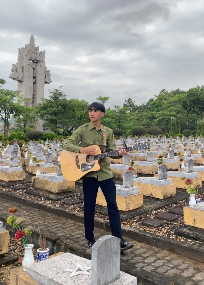 Nam sinh 2004 ôm guitar, hát tri ân liệt sĩ giữa nghĩa trang gây xúc động cộng đồng mạng - Ảnh 2.
