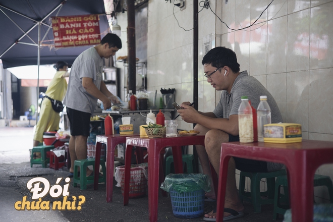 Không chỉ bít tết, con phố Hoè Nhai còn có rất nhiều hàng ăn ngon gắn liền với tuổi thơ các thế hệ Hà Nội - Ảnh 7.