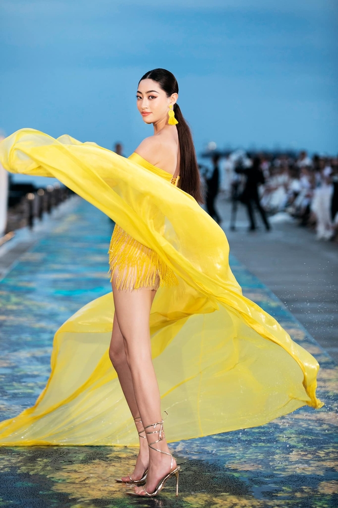 “Đã mắt” với phần trình diễn của Top 37 thí sinh Miss World Vietnam 2022 trên sàn runway dài 300m mặc cho trời mưa - Ảnh 8.