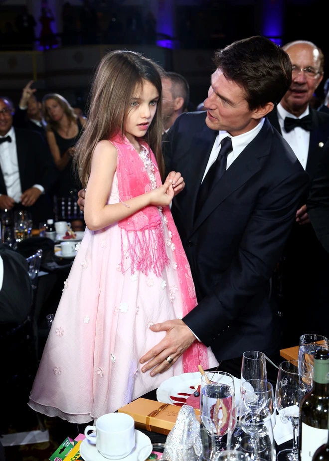 Suri 10 năm sau ngày cùng mẹ thoát khỏi Tom Cruise: Công chúa bỏ vương miện thành tiểu mỹ nhân, sống ra sao khi bị bố xa lánh? - Ảnh 6.