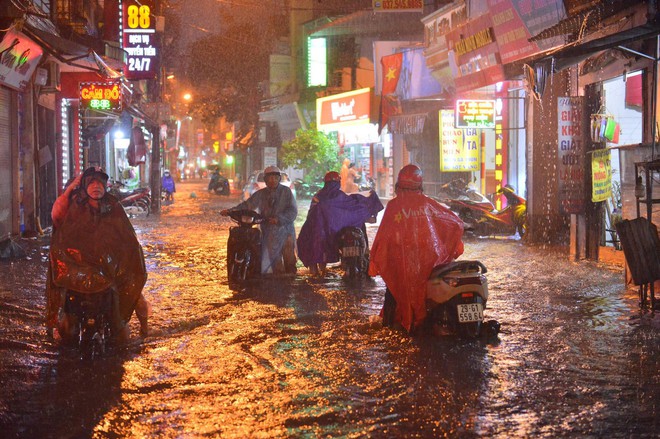 Hà Nội sau trận mưa dông lớn, đường phố hỗn loạn, người tan tầm khó khăn di chuyển về nhà - Ảnh 10.