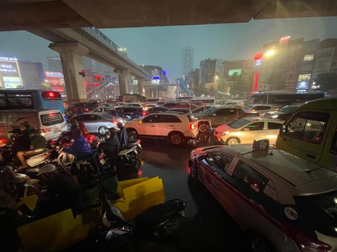 Hà Nội sau trận mưa dông lớn, đường phố hỗn loạn, người tan tầm khó khăn di chuyển về nhà - Ảnh 3.