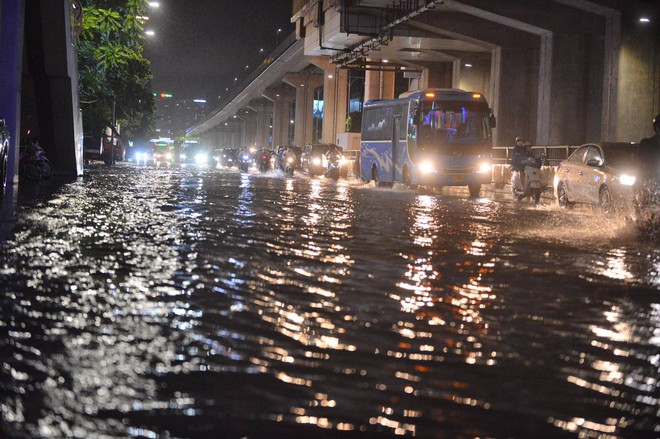 Hà Nội: Mưa lớn giờ tan tầm gây ngập úng nhiều tuyến phố - Ảnh 5.