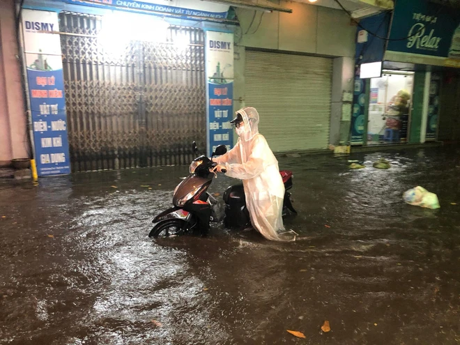 Hà Nội sau trận mưa dông lớn, đường phố hỗn loạn, người tan tầm khó khăn di chuyển về nhà - Ảnh 9.