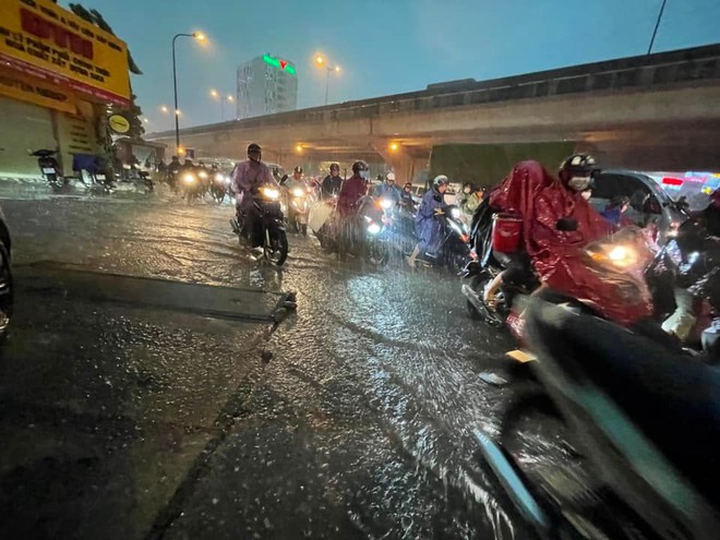 Hà Nội sau trận mưa dông lớn, đường phố hỗn loạn, người tan tầm khó khăn di chuyển về nhà - Ảnh 8.