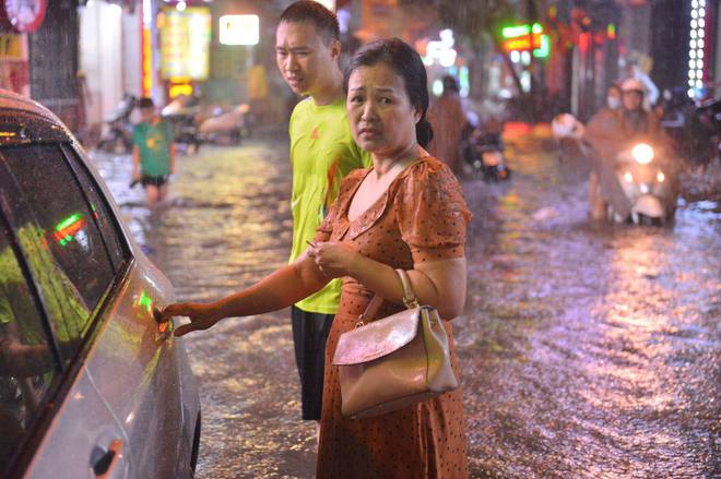 Hà Nội sau trận mưa dông lớn, đường phố hỗn loạn, người tan tầm khó khăn di chuyển về nhà - Ảnh 13.