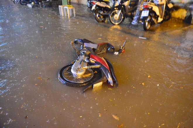 Hà Nội sau trận mưa dông lớn, đường phố hỗn loạn, người tan tầm khó khăn di chuyển về nhà - Ảnh 12.
