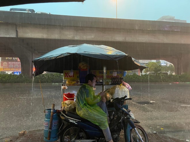 Hà Nội sau trận mưa dông lớn, đường phố hỗn loạn, người tan tầm khó khăn di chuyển về nhà - Ảnh 6.