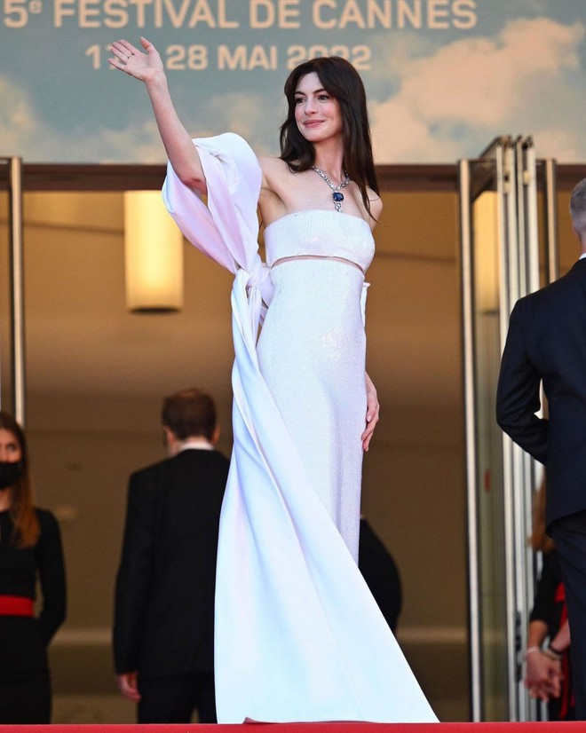Clip người qua đường tình cờ gặp Anne Hathaway ở Cannes, chỉ 9 giây cũng đủ gây sốt vì nhan sắc thật của báu vật Hollywood - Ảnh 6.