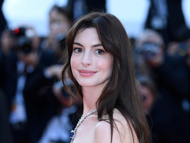Clip người qua đường tình cờ gặp Anne Hathaway ở Cannes, chỉ 9 giây cũng đủ gây sốt vì nhan sắc thật của báu vật Hollywood - Ảnh 13.