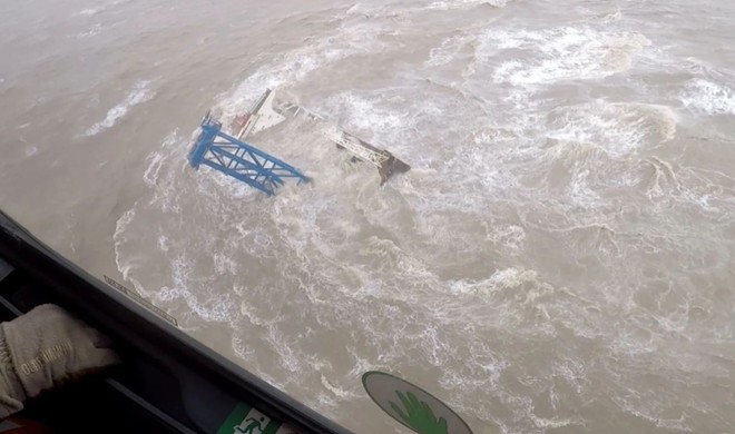 Khoảnh khắc nghẹt thở giải cứu thuyền viên khỏi con tàu vỡ đôi do bão Chaba tại Trung Quốc - Ảnh 2.