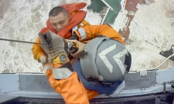 Khoảnh khắc nghẹt thở giải cứu thuyền viên khỏi con tàu vỡ đôi do bão Chaba tại Trung Quốc - Ảnh 4.
