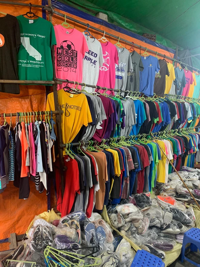 Đi chợ hàng thùng Đông Tác săn váy áo giá rẻ: từ chục nghìn là tha hồ sắm áo sơ mi, váy hoa, quần jeans, yếm bò - Ảnh 5.