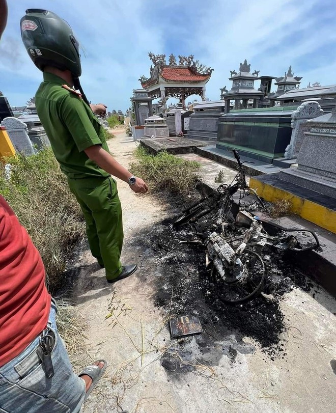 Phát hiện người đàn ông bị bỏng nặng nằm dưới mương nước ở nghĩa trang - Ảnh 1.