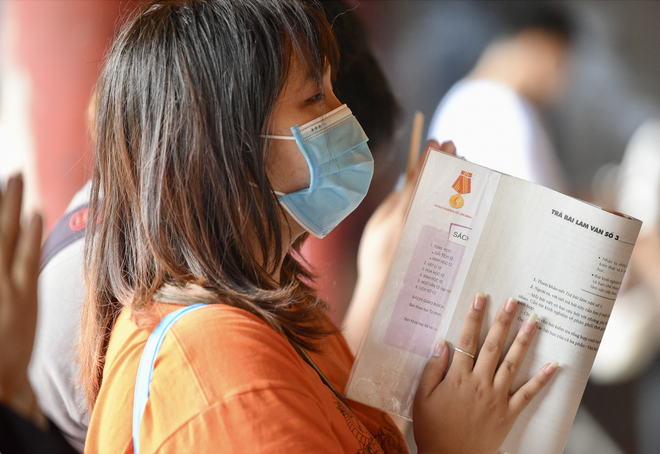 Học sinh Hà Nội xếp hàng dài, mang cả combo sách bút đến Văn Miếu cầu may trước kỳ thi tốt nghiệp THPT 2022 - Ảnh 5.
