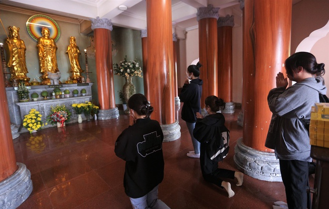 Sĩ tử Đà Nẵng kéo nhau lên chùa Linh Ứng dâng hương trước ngày thi - Ảnh 3.