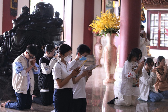 Sĩ tử Đà Nẵng kéo nhau lên chùa Linh Ứng dâng hương trước ngày thi - Ảnh 8.