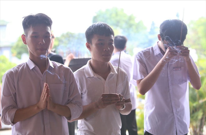 Sĩ tử Đà Nẵng kéo nhau lên chùa Linh Ứng dâng hương trước ngày thi - Ảnh 9.