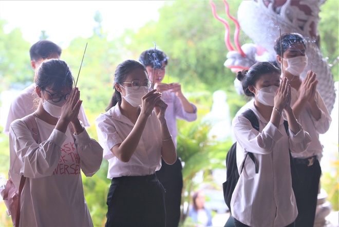Sĩ tử Đà Nẵng kéo nhau lên chùa Linh Ứng dâng hương trước ngày thi - Ảnh 4.