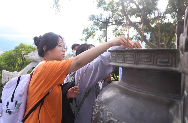 Sĩ tử Đà Nẵng kéo nhau lên chùa Linh Ứng dâng hương trước ngày thi - Ảnh 12.