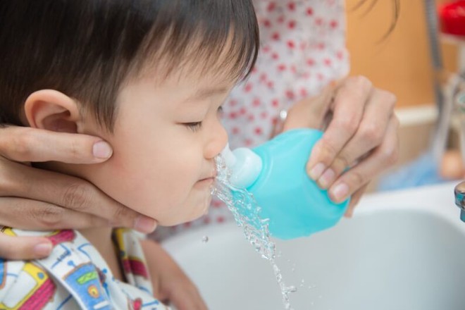 Tiềm ẩn nguy cơ viêm tai giữa ở trẻ do rửa mũi không đúng cách - Ảnh 2.