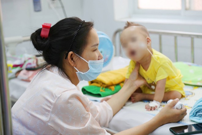 TP.HCM nắng nóng mưa nhiều, bác sĩ Nhi đồng cảnh báo bệnh viêm phổi gia tăng khiến nhiều trẻ phải thở máy, suy hô hấp - Ảnh 5.