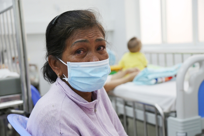 TP.HCM nắng nóng mưa nhiều, bác sĩ Nhi đồng cảnh báo bệnh viêm phổi gia tăng khiến nhiều trẻ phải thở máy, suy hô hấp - Ảnh 3.
