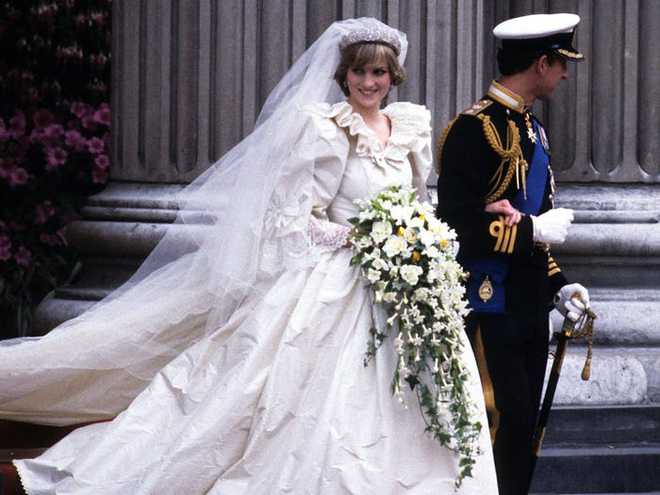 Dù mang tính kinh điển nhưng váy cưới của Công nương Diana bị đánh giá có rất nhiều vấn đề - Ảnh 1.