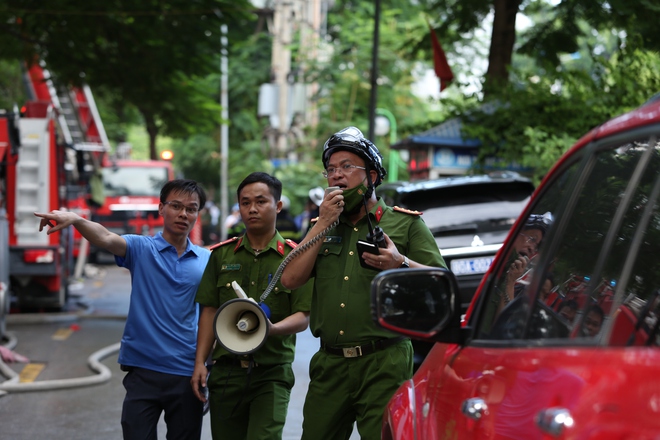 Toàn cảnh vụ cháy quán karaoke ở Hà Nội: Lửa bùng hàng giờ, nhiều gương mặt thất thần khi chứng kiến 3 đồng đội anh dũng hy sinh - Ảnh 4.