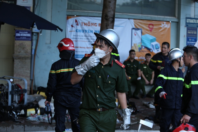 Toàn cảnh vụ cháy quán karaoke ở Hà Nội: Lửa bùng hàng giờ, nhiều gương mặt thất thần khi chứng kiến 3 đồng đội anh dũng hy sinh - Ảnh 6.