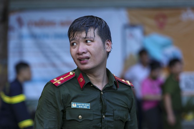 Toàn cảnh vụ cháy quán karaoke ở Hà Nội: Lửa bùng hàng giờ, nhiều gương mặt thất thần khi chứng kiến 3 đồng đội anh dũng hy sinh - Ảnh 9.