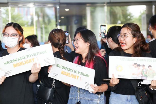 Highlight đổ bộ sân bay Tân Sơn Nhất: Bịt kín mít vẫn soái ngút ngàn, hào hứng chào đám đông fan Việt sau 4 năm trở lại - Ảnh 8.