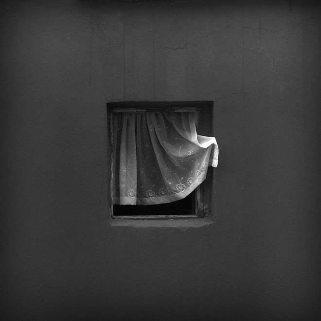 Nhiếp ảnh gia dành 12 năm để chụp một khung cửa sổ cô đơn: Khi cảnh vật đơn giản nhất cũng ghi lại hình dáng của thời gian - Ảnh 13.