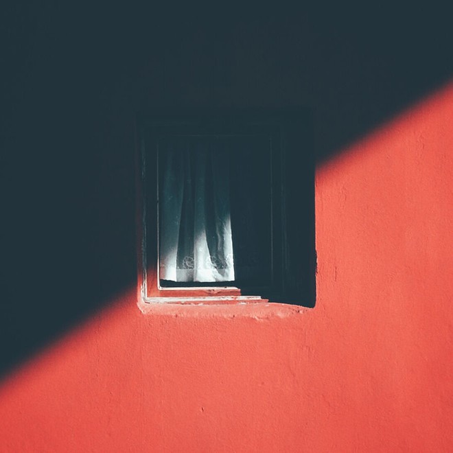 Nhiếp ảnh gia dành 12 năm để chụp một khung cửa sổ cô đơn: Khi cảnh vật đơn giản nhất cũng ghi lại hình dáng của thời gian - Ảnh 9.