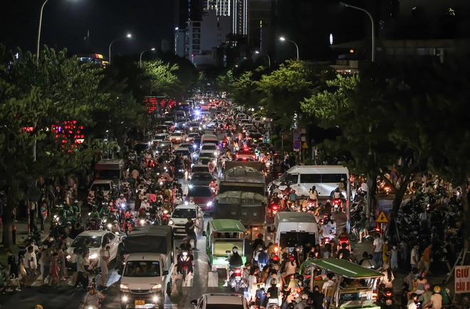 Bức tranh toàn cảnh một Đà Nẵng hồi sinh mạnh mẽ sau đại dịch: Sân bay, đường phố cho đến bãi biển đều đông kín người - Ảnh 9.