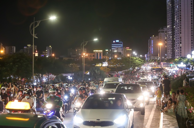 Bức tranh toàn cảnh một Đà Nẵng hồi sinh mạnh mẽ sau đại dịch: Sân bay, đường phố cho đến bãi biển đều đông kín người - Ảnh 10.