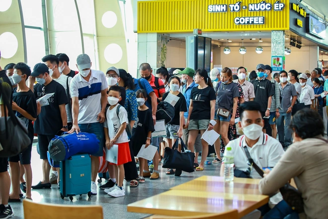 Bức tranh toàn cảnh một Đà Nẵng hồi sinh mạnh mẽ sau đại dịch: Sân bay, đường phố cho đến bãi biển đều đông kín người - Ảnh 1.