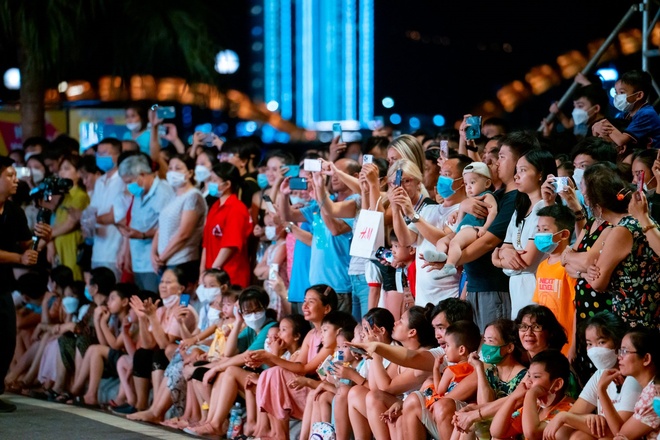 Bức tranh toàn cảnh một Đà Nẵng hồi sinh mạnh mẽ sau đại dịch: Sân bay, đường phố cho đến bãi biển đều đông kín người - Ảnh 8.