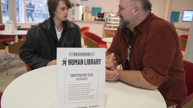 Thư viện đặc biệt nhất thế giới: Không có nổi một cuốn sách nhưng vô số người tìm đến để được nghe và lắng nghe - Ảnh 4.