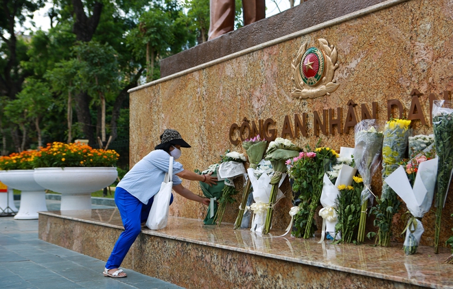 Ảnh, clip: Người dân Hà Nội đội nắng đến tượng đài Công an nhân dân đặt hoa tưởng niệm 3 chiến sĩ PCCC hy sinh - Ảnh 4.