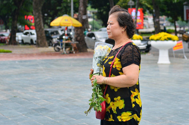 Ảnh, clip: Người dân Hà Nội đội nắng đến tượng đài Công an nhân dân đặt hoa tưởng niệm 3 chiến sĩ PCCC hy sinh - Ảnh 7.