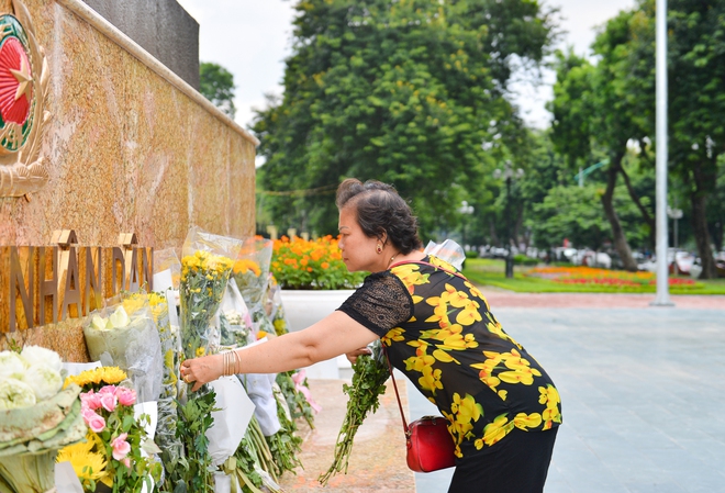 Ảnh, clip: Người dân Hà Nội đội nắng đến tượng đài Công an nhân dân đặt hoa tưởng niệm 3 chiến sĩ PCCC hy sinh - Ảnh 8.