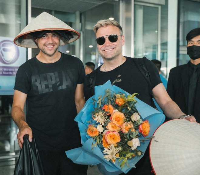 Nhóm nhạc A1, 911 và 2 thành viên Blue đổ bộ đến Việt Nam: Thân thiện giao lưu, chụp hình và ký tặng với người hâm mộ - Ảnh 7.